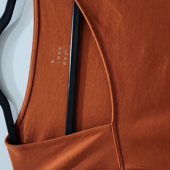 A ,new day t-shirt with a Vneck to the right - Picture 2 of 4